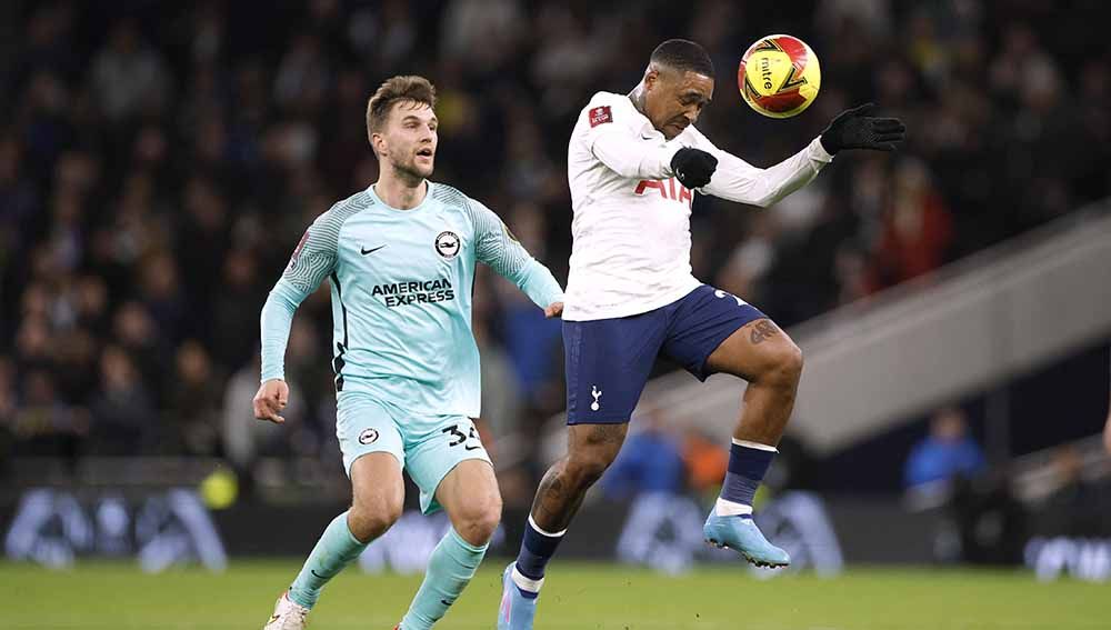 AC Milan kabarnya tertarik memboyong pemain Tottenham Hotspur, Steven Bergwijn. Foto: Reuters/John Sibley. Copyright: © Reuters/John Sibley