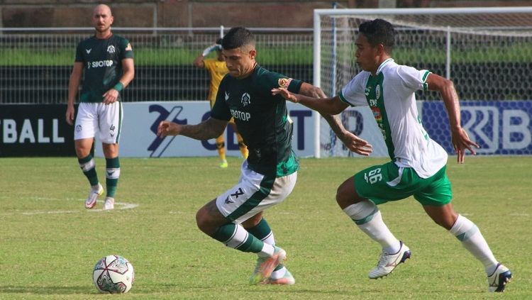 Winger Tira Persikabo, Ciro Alves saat dibayangi gelandang PSS Sleman, Misbakhus Solihin dalam pertandingan Liga 1 2021/2022. Foto : Nofik Lukman Hakim/INDOSPORT Copyright: © Nofik Lukman Hakim/INDOSPORT