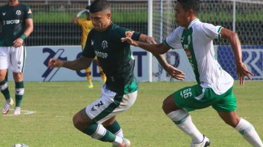 Mantan winger Tira Persikabo, Ciro Alves saat dibayangi gelandang PSS Sleman, Misbakhus Solihin dalam pertandingan Liga 1 2021/2022. Foto : Nofik Lukman Hakim/INDOSPORT Copyright: © Nofik Lukman Hakim/INDOSPORT