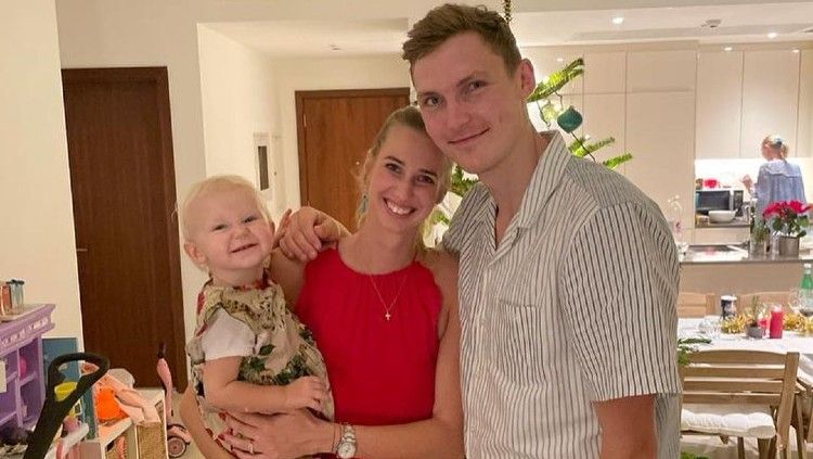 Viktor Axelsen berjanji akan memboyong anaknya, Baby Vega, saat mengikuti ajang Indonesia Masters dan Indonesia Open 2022. Copyright: © Instagram/Viktor Axelsen
