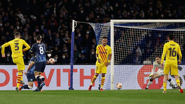 Suasana pertandingan antara Napoli vs Barcelona di Liga Europa. Copyright: © REUTERS/Ciro De Luca