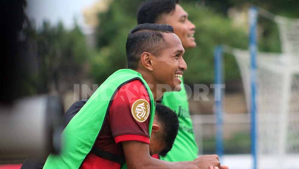 Bek asal Maluku, Muhammad Abduh Lestaluhu merasa bangga bisa mengawinkan gelar Liga 1 dan Liga 2 musim ini. Foto: Nofik Lukman Hakim/Indosport.com Copyright: © Nofik Lukman Hakim/Indosport.com