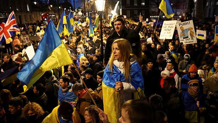 Masyarakat Inggris turun ke jalan di Kota London untuk melakukan protes dan memberikan dukungan kepada Ukraina. Copyright: © REUTERS/Henry Nicholls