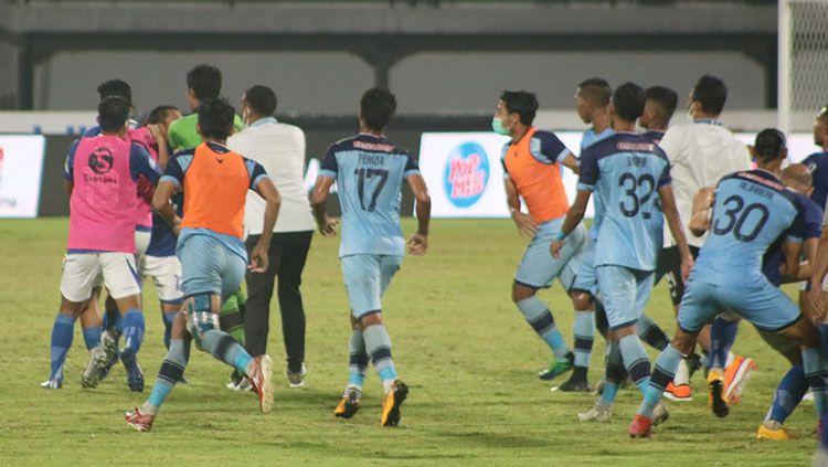 Keributan kecil antara pemain Persela Lamongan, Valentino Telaubun dengan pemain Persib Bandung usai pertandingan, Henhen Herdiana. Copyright: © INDOSPORT.COM/Nofik Lukman Hakim