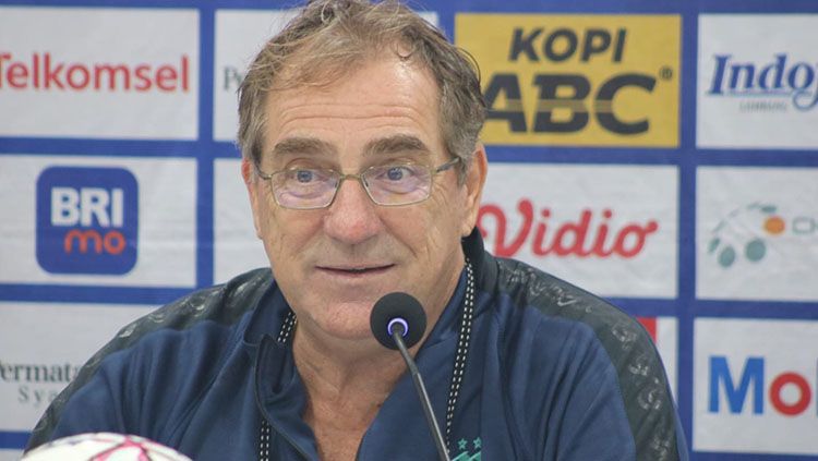 Pelatih Persib Bandung, Robert Rene Alberts, memberikan komentar mengenai pertandingan Persiraja Banda Aceh menghadapi Bali United di Liga 1. Copyright: © INDOSPORT.COM/Nofik Lukman Hakim