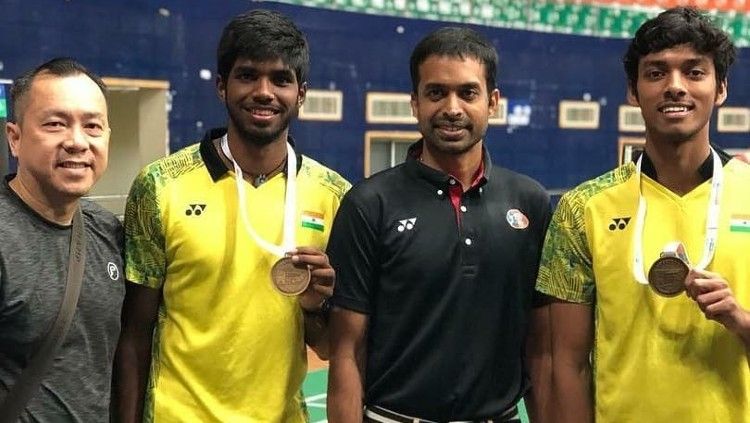 Pelatih bulutangkis Tan Kim Her (paling kiri) bersama Chirag Shetty dan Satwiksairaj Rankireddy. Copyright: © Instagram/Satwiksairaj Rankireddy