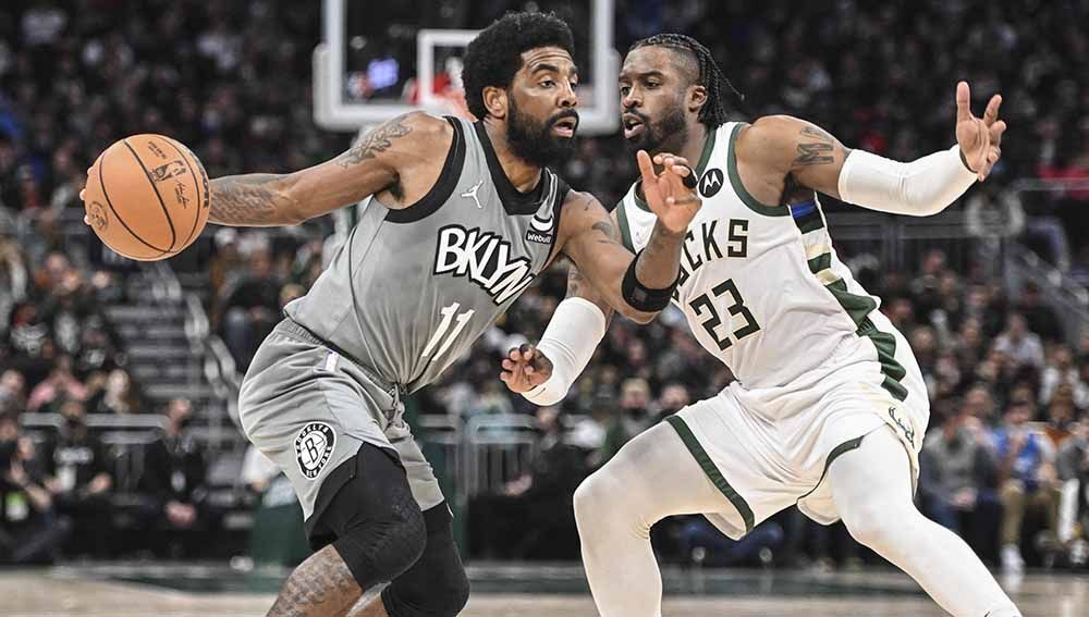 Kyrie Irving beraksi di gim NBA antara Brooklyn Nets vs Milwaukee Bucks. Foto: Reuters/Benny Sieu Copyright: © Reuters/Benny Sieu