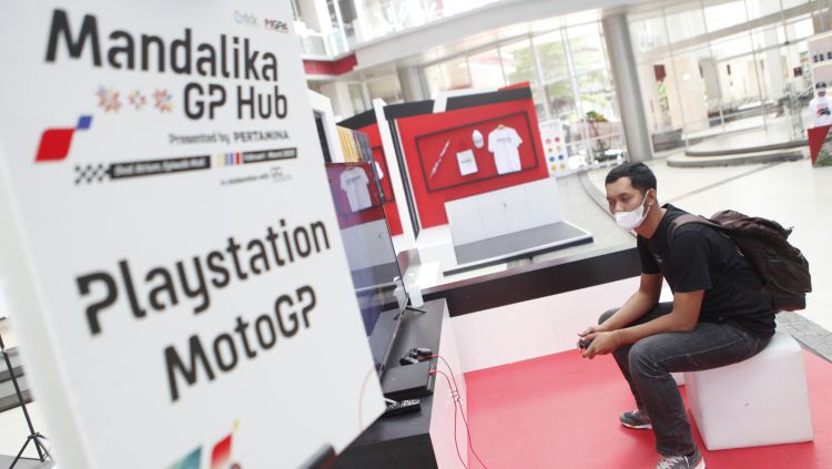 Pengunjung bisa bermain game pada salah satu booth stand di Mandalika GP Hub. Copyright: © Herry Ibrahim/INDOSPORT