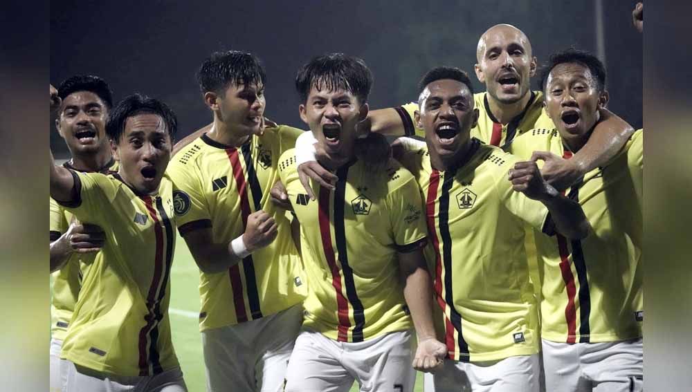 Selebrasi para pemain Persik Kediri merayakan kemenangan atas Arema FC di BRI Liga 1. Foto: Media officer Persik Kediri. Copyright: © Media Officer Persik Kediri