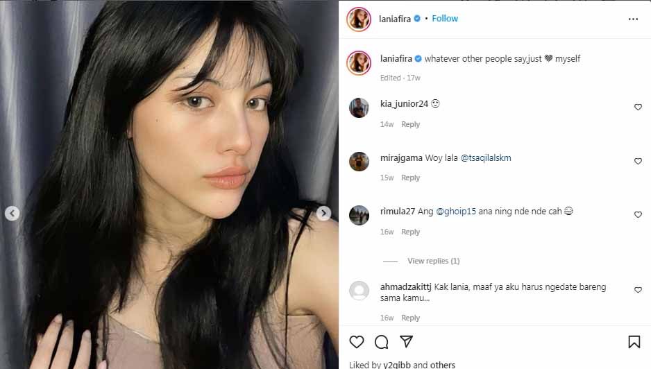 Artis cantik Tanah Air, Lania Fira, menjadi sorotan netizen kala gaya tomboy nan gagahnya di atas motor gede (moge) diunggah di media sosial instagram. Copyright: © Instagram@laniafira