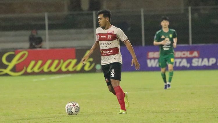 Novan Sasongko dilarikan ke RS akibat cedera pasca duel udara saat hadapi Persebaya (Foto: MO Madura United) Copyright: © MO Madura United