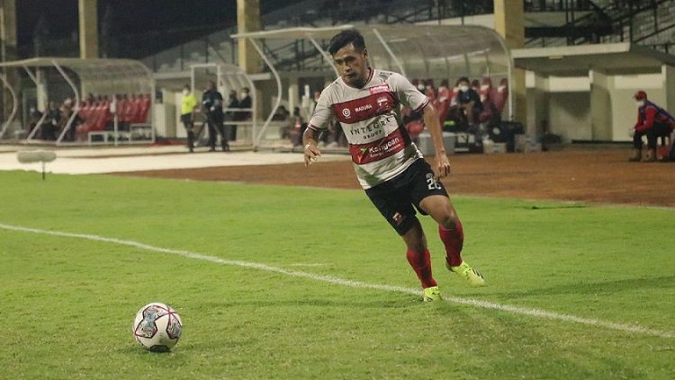 Novan Sasongko dilarikan ke RS akibat cedera pasca duel udara saat hadapi Persebaya (Foto: MO Madura United) Copyright: © MO Madura United