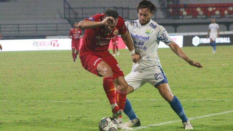 Pergerakan penyerang Persija Jakarta, Marko Simic ditempel ketat Marc Klok. (Foto: Nofik Lukman Hakim/INDOSPORT) Copyright: © Nofik Lukman Hakim/INDOSPORT