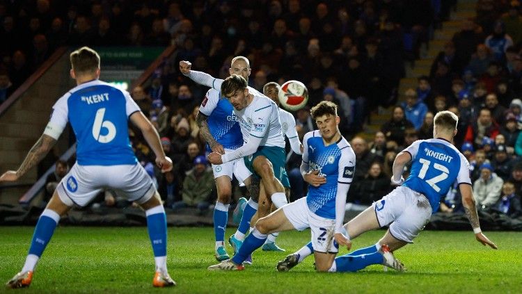 Jack Grealish (tengah) melepaskan tembakan di laga Peterborough vs Man City (02/03/22). (Foto: Reuters/John Sibley) Copyright: © Reuters/John Sibley