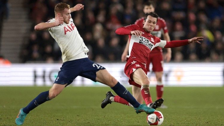 Dejan Kulusevski (kiri) berebut bola dengan Matt Crook di laga Middlesbrough vs Tottenham Hotspur (02/03/22). (Foto: Reuters/Lee Smith) Copyright: © Reuters/Lee Smith