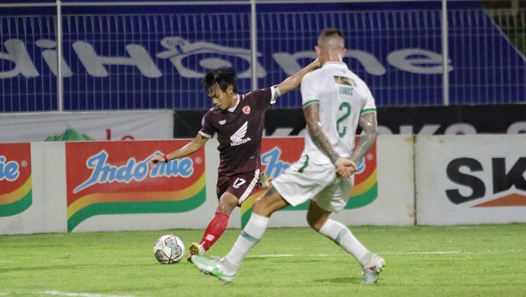 Gelandang PSM Makassar, Rasyid Bakri, coba melepas sepakan ke gawang PSS Sleman pada pekan ke-28 BRI Liga 1 2021/22. (Foto: Official PSM Makassar) Copyright: © Foto: Official PSM Makassar