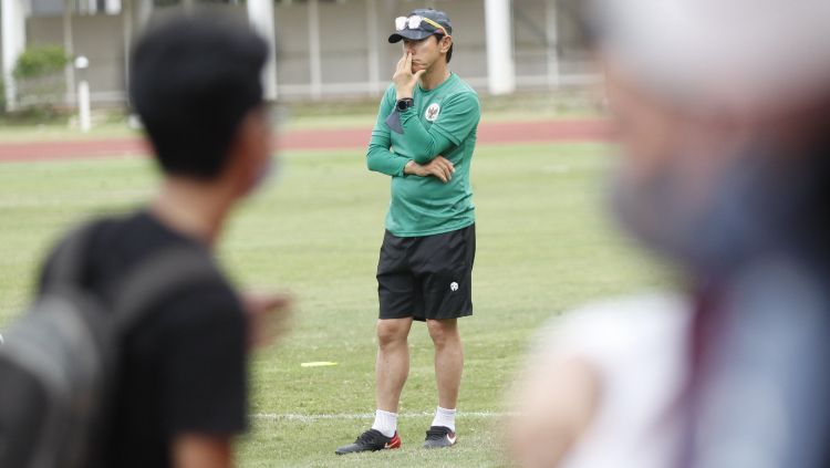 Pelatih Timnas Indonesia Shin Tae-yong saat memimpin latihan Timnas U-19 di Stadion Madya Senayan, Rabu (02/03/22). Copyright: © Herry Ibrahim/INDOSPORT