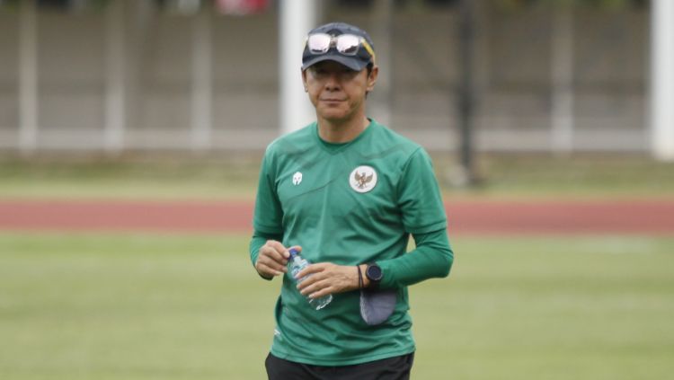 Pelatih Timnas Indonesia Shin Tae-yong saat memimpin latihan Timnas U-19 di Stadion Madya Senayan, Rabu (02/03/22). Copyright: © Herry Ibrahim/INDOSPORT