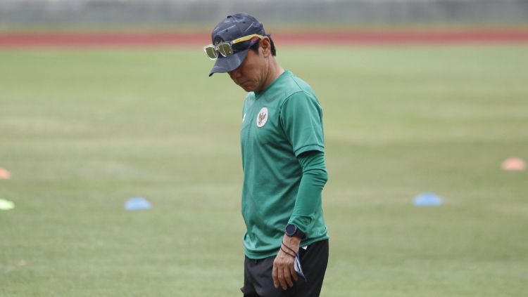 Pelatih Timnas Indonesia, Shin Tae-yong saat memimpin latihan Timnas U-19 di Stadion Madya Senayan, Rabu (02/03/22). Copyright: © Herry Ibrahim/INDOSPORT