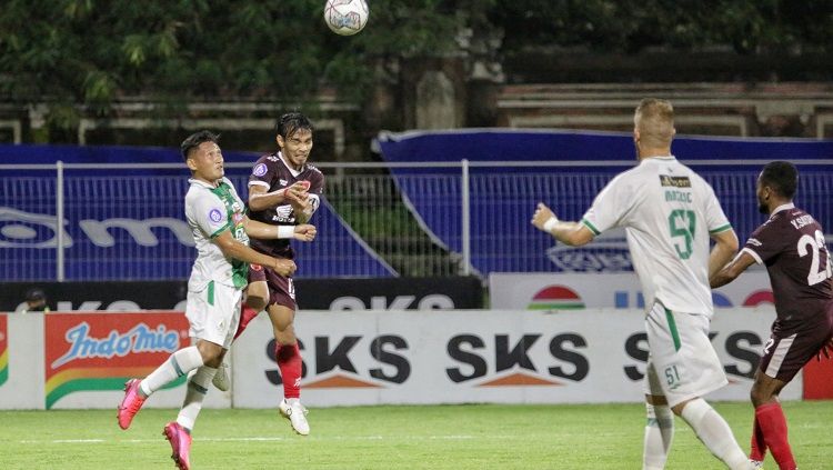 Gelandang PSM Makassar, Rasyid Bakri, berduel udara dengan pemain PSS Sleman dalam laga pekan ke-28 Liga 1 2021-2022. Copyright: © Media PSM Makassar