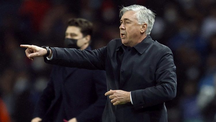 Aurelio De Laurentiis tak ragu menyebut Carlo Ancelotti sebagai sosok yang kurang cerdas. Foto: REUTERS/Gonzalo Fuentes. Copyright: © REUTERS/Gonzalo Fuentes