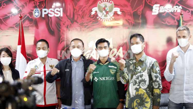 Acara pelepasan Pratama Arhan oleh PSSI jelang keberangkatan ke Jepang untuk bergabung dengan Tokyo Verdy di kantor PSSI, Jumat (04/03/22). Foto: Herry Ibrahim/Soicaumienbac.cc Copyright: © Herry Ibrahim/Soicaumienbac.cc
