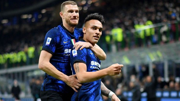 Edin Dzeko merayakan gol Lautaro Martinez di laga Inter Milan vs Salernitana (05/03/22). (Foto: REUTERS/Daniele Mascolo) Copyright: © REUTERS/Daniele Mascolo