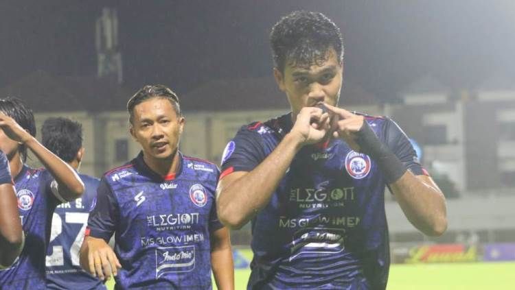Selebrasi penyerang Arema FC, M Rafli, usai menjebol gawang Barito Putera. Foto: Nofik Lukman Hakim/INDOSPORT. Copyright: © Nofik Lukman Hakim/INDOSPORT