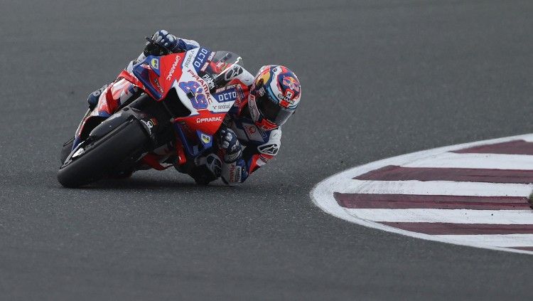 Aksi Jorge Martin di Kualifikasi MotoGP Qatar 2022 hingga berhasil merebut Pole Position (05/03/22). (Foto: REUTERS/Ibraheem Al Omari) Copyright: © REUTERS/Ibraheem Al Omari