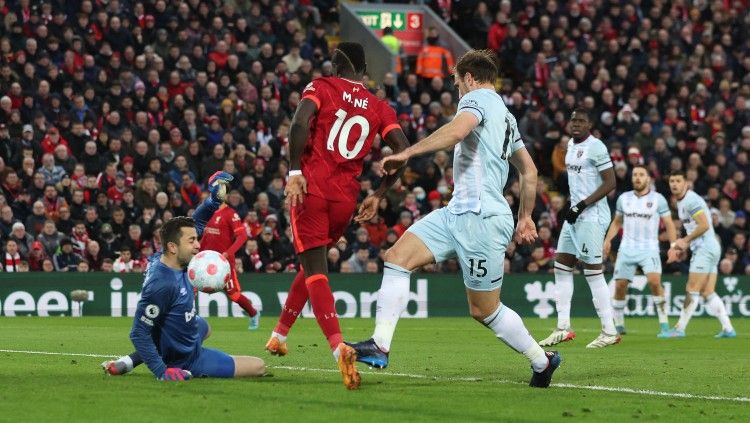 Proses gol Sadio Mane yang membuka skor untuk Liverpool atas West Ham United (06/03/22). (Foto:REUTERS/Phil Noble) Copyright: © REUTERS/Phil Noble