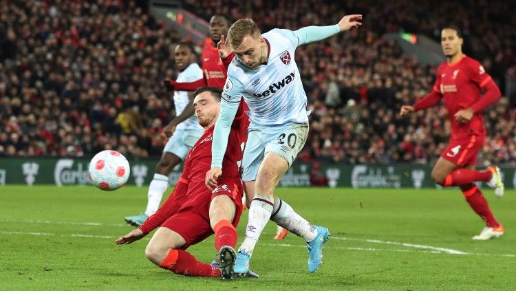 Jarod Bowen (kanan) mencoba melepaskan tembakan yang dihadang Andrew Robertson di laga Liverpool vs West Ham United (06/03/22). (Foto: REUTERS/Phil Noble) Copyright: © REUTERS/Phil Noble