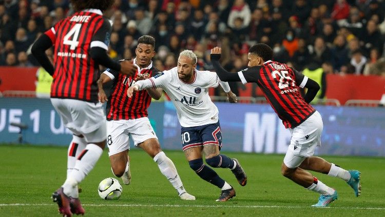 Neymar mencoba keluar dari hadangan lawan di laga OGC Nice vs PSG (06/03/22). (Foto: REUTERS/Eric Gaillard) Copyright: © REUTERS/Eric Gaillard