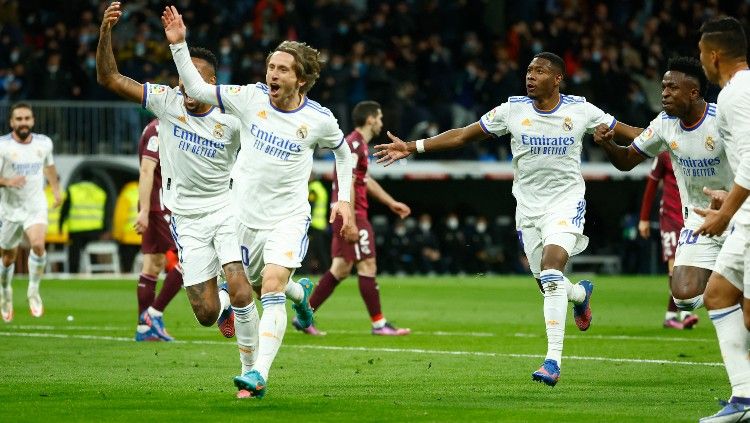 Luka Modric merayakan golnya di laga Real Madrid vs Real Sociedad (06/03/22). (Foto: REUTERS/Juan Medina) Copyright: © REUTERS/Juan Medina