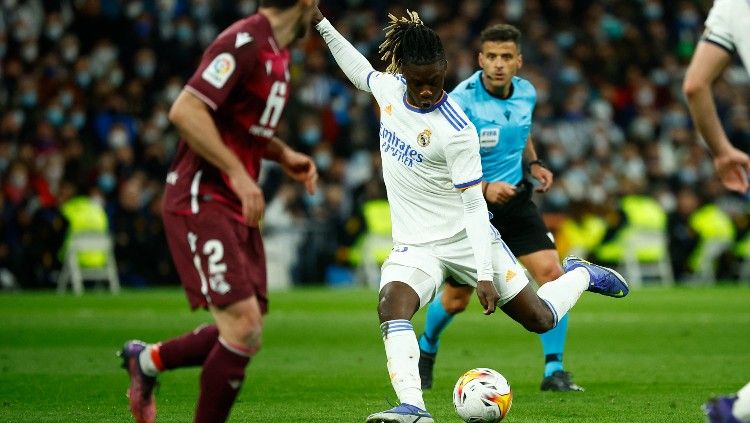 Eduardo Camavinga melepaskan sepakan keras yang berbuah gol di laga Real Madrid vs Real Sociedad (06/03/22). (Foto: REUTERS/Juan Medina) Copyright: © REUTERS/Juan Medina