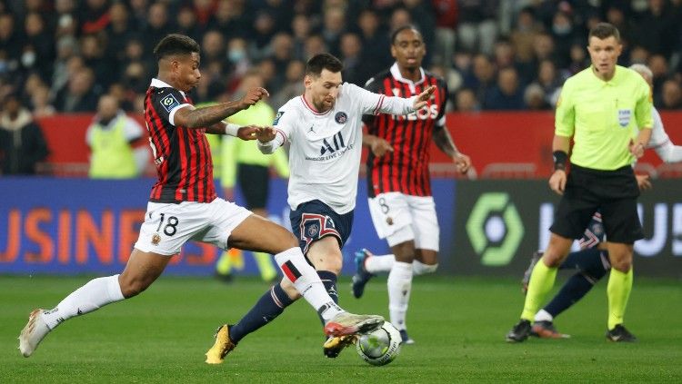 Lionel Messi menggiring bola melewati hadangan lawan di laga OGC Nice vs PSG (06/03/22). (Foto: REUTERS/Eric Gaillard) Copyright: © REUTERS/Eric Gaillard