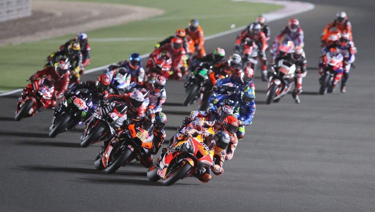 Pol Espargaro (depan) pimpin lap pertama MotoGP Qatar (06/03/22). (Foto: REUTERS/Ibraheem Al Omari) Copyright: © REUTERS/Ibraheem Al Omari