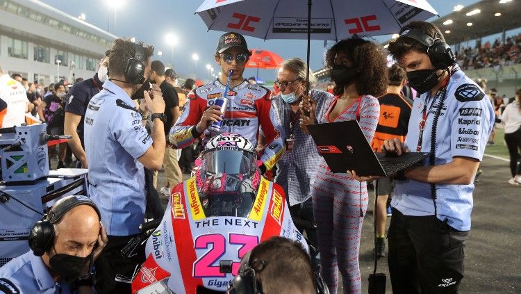 Pembalap Gresini Racing, Enea Bastianini, di grid sebelum balapan MotoGP Qatar dimulai (06/03/22). (Foto:REUTERS/Ibraheem Al Omari) Copyright: © REUTERS/Ibraheem Al Omari