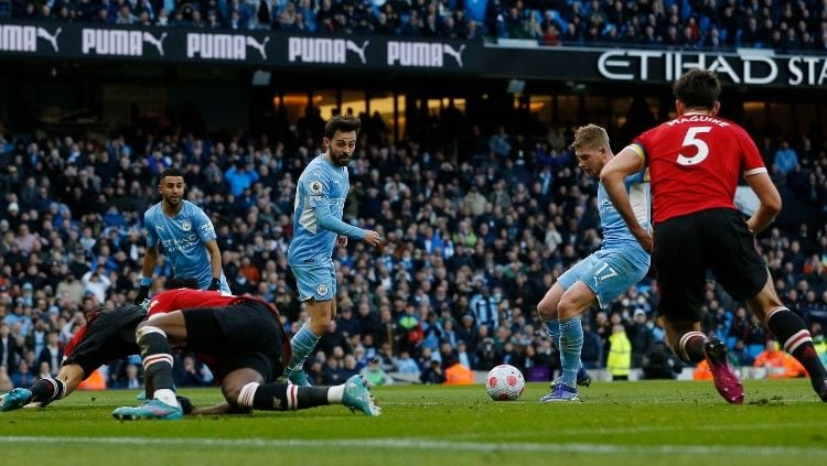Kevin De Bruyne mencetak gol keduanya di laga Manchester City vs Manchester United (06/03/22). (Foto: REUTERS/Craig Brough) Copyright: © REUTERS/Craig Brough