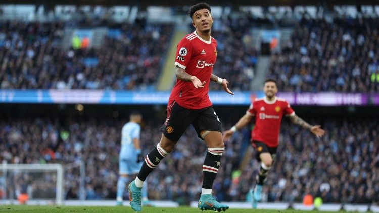 Selebrasi Jadon Sancho usai mencetak gol ke gawang Manchester City (06/03/22). (Foto: Reuters/Carl Recine) Copyright: © Reuters/Carl Recine