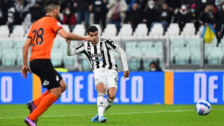 Alvaro Morata (kanan) melepaskan tembakan berbuah gol di laga Juventus vs Spezia (07/03/22). (Foto: REUTERS/Massimo Pinca) Copyright: © REUTERS/Massimo Pinca