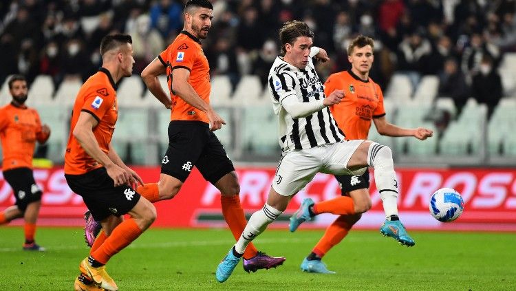 Dusan Vlahovic mencoba mengontrol bola di laga Juventus vs Spezia (07/03/22). (Foto: REUTERS/Massimo Pinca) Copyright: © REUTERS/Massimo Pinca