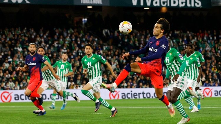 Joao Felix mencoba mengontrol bola di laga Real betis vs Atletico Madrid (07/03/22). (Foto: REUTERS/Marcelo Del Pozo) Copyright: © REUTERS/Marcelo Del Pozo