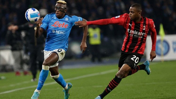 Victor Osimhen (kiri) berduel dengan Pierre Kalulu (kanan) di laga Napoli vs AC Milan (07/03/22). Kedua tim akan bertemu lagi di perempat final Liga Champions. (Foto: REUTERS/Ciro De Luca) Copyright: © REUTERS/Ciro De Luca