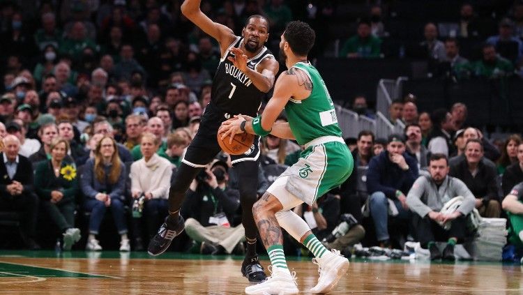 Kevin Durat (kiri) dan Jayson Tatum (kanan) di gim Boston Celtics vs Brooklyn Nets (07/03/22). (Foto: Reuters/Paul Rutherford-USA TODAY Sports) Copyright: © Reuters/Paul Rutherford-USA TODAY Sports