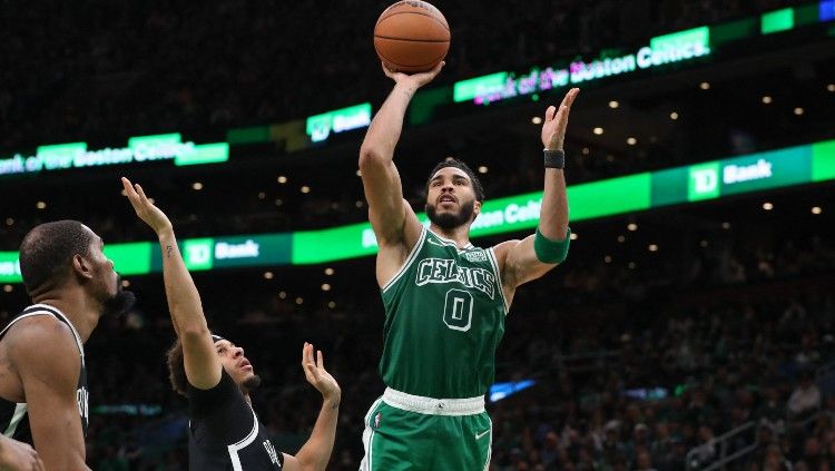 Jayson Tatum melepaskan tembakan di gim Boston Celtics vs Brooklyn Nets (07/03/22). (Foto: Reuters/Paul Rutherford-USA TODAY Sports) Copyright: © Reuters/Paul Rutherford-USA TODAY Sports