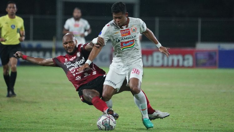Taufik Hidayat terus berusaha mempertahankan bola dari serangan pemain Bali United. Foto: Khairul Imam/Persija Copyright: © Khairul Imam/Persija