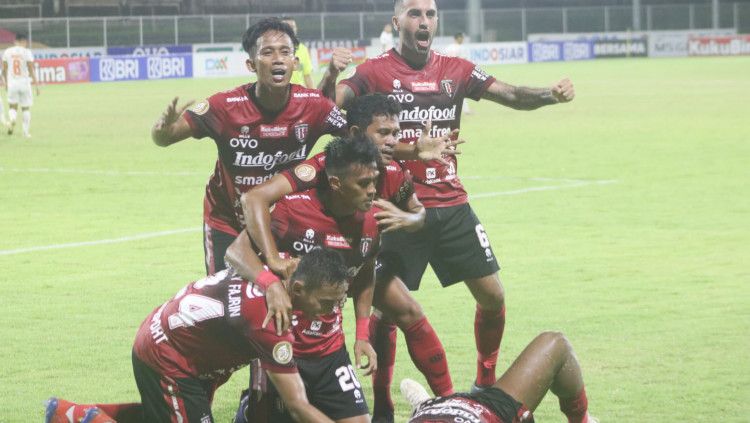 Suporter Bali United akan menggelar nonton bareng saat tim kesayangannya menghadapi Persebaya Surabaya pada laga pekan ke-33 Liga 1 2021/2022. Copyright: © Nofik Lukman Hakim/INDOSPORT