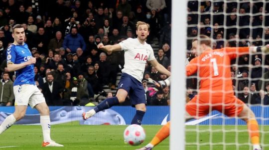 Harry Kane mencetak gol keduanya di laga Tottenham Hotspur vs Everton (08/03/22). (Foto: Reuters/Matthew Childs) Copyright: © Reuters/Matthew Childs