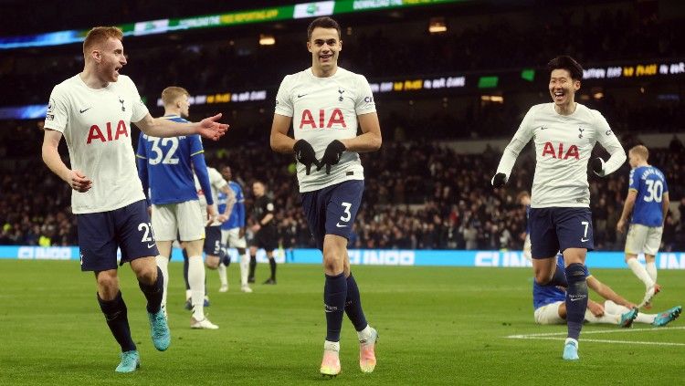 Sergio Reguilon (tengah) merayakan gol yang ia cetak di laga Tottenham Hotspur vs Everton (08/03/22). (Foto: Reuters/Matthew Childs) Copyright: © Reuters/Matthew Childs