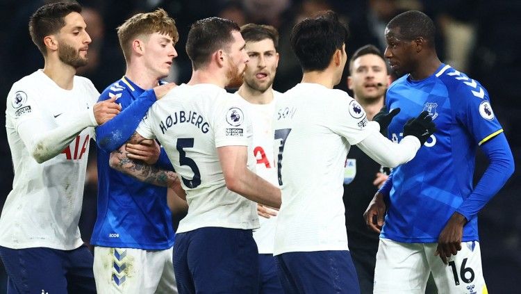 Kericuhan antar pemain yang terjadi di laga Tottenham Hotspur vs Everton (08/03/22). (Foto: REUTERS/David Klein) Copyright: © REUTERS/David Klein